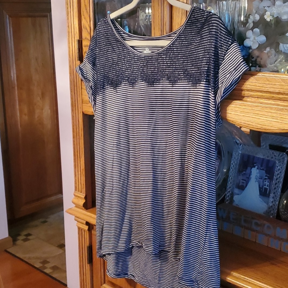 Short sleeved top.